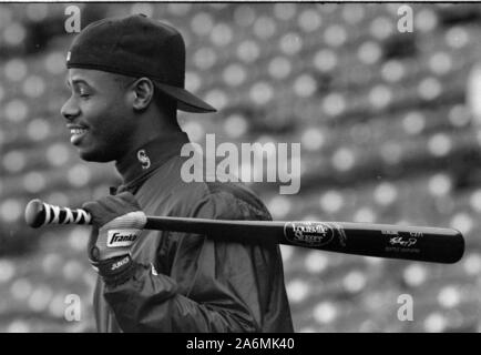 Seattle Mariners Ken Griffy jr beobachten das Feld während der schlagenden Praxis vor dem Spiel gegen die Boston Red Sox im Fenway Park in Boston, Ma USA 1996 Foto von Bill belknap Stockfoto