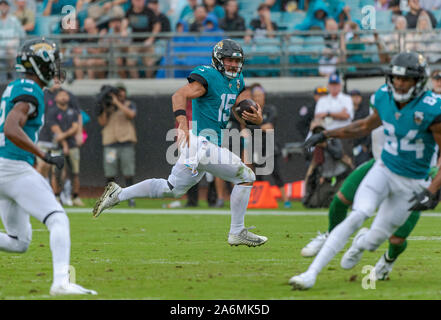 Jacksonville, FL, USA. 27 Okt, 2019. Jacksonville quarterback Gardner Minshew II (15) jagt mit der Kugel während der ersten Hälfte NFL Football Spiel zwischen den New York Jets und die Jacksonville Jaguars an tiaa Bank Feld in Jacksonville, FL. Romeo T Guzman/CSM/Alamy leben Nachrichten Stockfoto