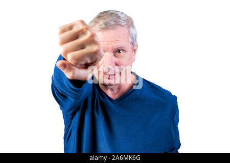 Ein älterer Mann zeigt Faustkampf. Auf einem weißen Hintergrund. Stockfoto