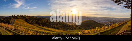 Herbst Sonnenuntergang Blick über Stuttgart sykline mit Blick auf die bunten Weinberge. Die berühmten Fernsehturm sowie die Fußball-Stadion sind sichtbar. Die Sonne Stockfoto