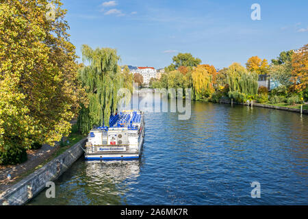Berlin, Deutschland - 14. Oktober 2019: an der Spree mit Herbst farbige Trauerweide Bäume, Schiff und typisch für Westfälische Stockfoto