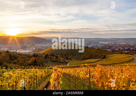 Herbst Sonnenuntergang Blick über Stuttgart sykline mit Blick auf die bunten Weinberge. Die berühmten Fernsehturm sowie die Fußball-Stadion sind sichtbar. Die Sonne Stockfoto