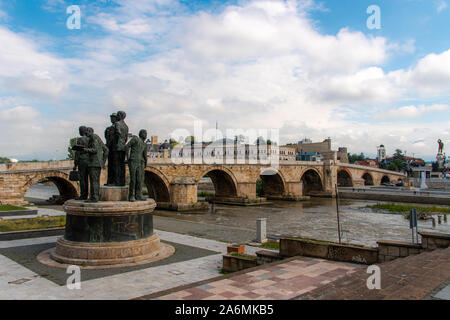 Nördlich der mazedonischen Hauptstadt Skopje. Osmanische Steinbrücke und Statue. Stockfoto