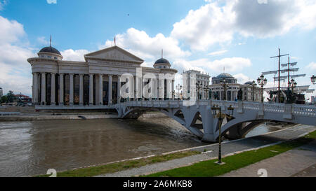 Archäologische Museum von Mazedonien und Brücke der Kulturen in der Innenstadt von Skopje, Mazedonien Stockfoto