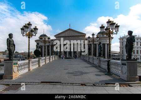 Archäologische Museum von Mazedonien und Brücke der Kulturen in der Innenstadt von Skopje, Mazedonien Stockfoto