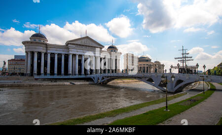 Archäologische Museum von Mazedonien und Brücke der Kulturen in der Innenstadt von Skopje, Mazedonien Stockfoto