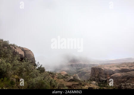Riesigen Felsen und Nebel in Wüstenhaft Dinosaurier Ära Landschaft von Toro Toro, Potosi/Bolivien Stockfoto