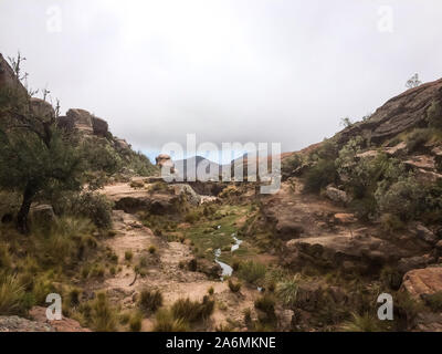 Riesigen Felsen und Nebel in Wüstenhaft Dinosaurier Ära Landschaft von Toro Toro, Potosi/Bolivien Stockfoto