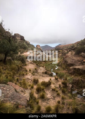 Riesigen Felsen und Nebel in Wüstenhaft Dinosaurier Ära Landschaft von Toro Toro, Potosi/Bolivien Stockfoto