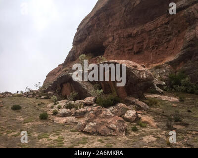 Riesigen Felsen und Nebel in Wüstenhaft Dinosaurier Ära Landschaft von Toro Toro, Potosi/Bolivien Stockfoto