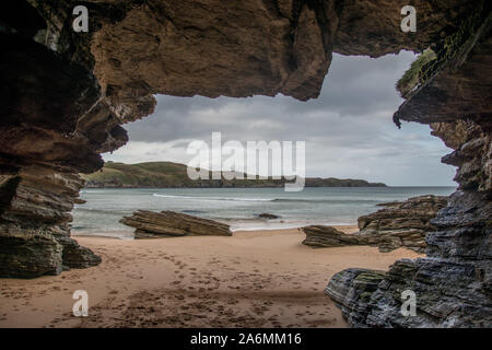 Höhle auf strathy Strand in Sutherland, Schottland Stockfoto