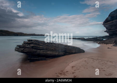 Höhle auf strathy Strand in Sutherland, Schottland Stockfoto