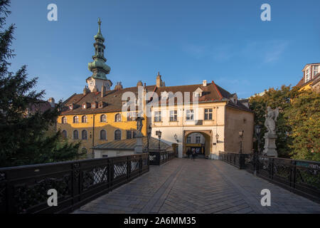 Michael's Bridge, die älteste Brücke in Bratislava. Eine kleine Fußgängerbrücke über den Sommer lesen Garten. Stockfoto