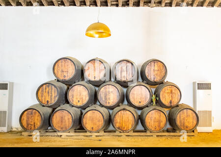 Jerez de la Frontera, Andalusien, Spanien; 7. April 2015: Weingut mit vielen Wein Holz-/Eichenfässern Stockfoto