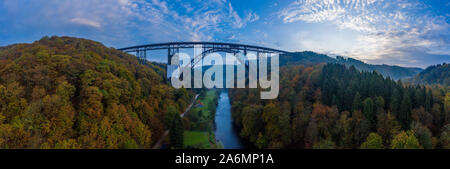 Müngstener Brücke, der höchsten Eisenbahnbrücke in Deutschland Drohne Fotografie. Stockfoto