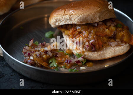 Pao bhaji - Indische gemischtes Gemüse Curry mit gebuttertes Brötchen serviert. Stockfoto