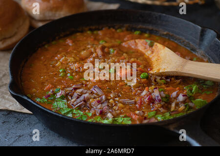 Pao bhaji - Indische gemischtes Gemüse Curry mit gebuttertes Brötchen serviert. Stockfoto