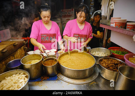 Garküche Verkauf oyster Vermicelli (misua) bei Shilin Night Market in Taipeh, dem berühmten Nachtmarkt in Taiwan. Stockfoto