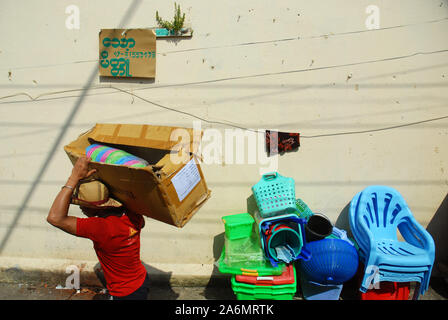 Mann, der Gegenstände aus Kunststoff in einem großen Sack, Yangon, Myanmar, Asien. Stockfoto