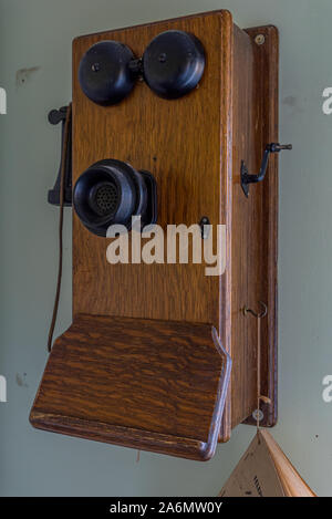 Antike hölzerne Telefon an der Wand Kurbel Stockfoto