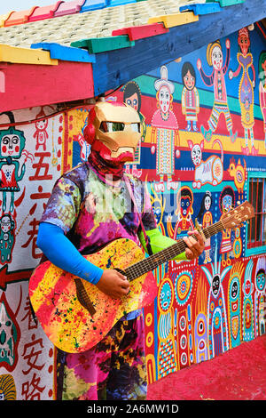 Gaukler tragen Iron Man Maske im Rainbow Village in Taichung. Stockfoto