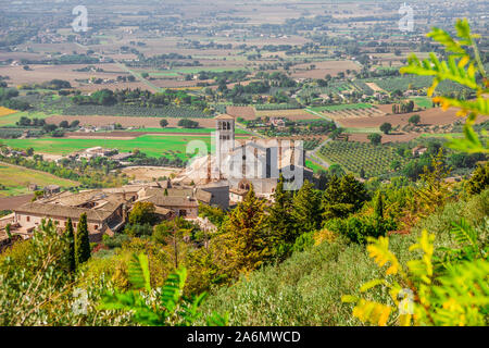 Blick auf die Basilika des Heiligen Franziskus von Assisi und Umbrien Landschaft aus Rufinus Hügel gesehen Stockfoto