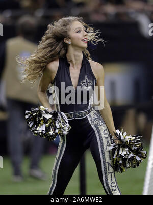 New Orleans, USA. 27 Okt, 2019. Ein New Orleans Saints Cheerleader unterhält die Masse während des Spiels mit den Arizona Cardinals im Mercedes-Benz Superdome in New Orleans am Sonntag, 27. Oktober 2019. Foto von AJ Sisco/UPI Quelle: UPI/Alamy leben Nachrichten Stockfoto