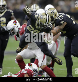 New Orleans, USA. 27 Okt, 2019. New Orleans Saints zurück laufen Latavius Murray (28) Geht für 11 Yards gegen die Arizona Cardinals im Mercedes-Benz Superdome in New Orleans am Sonntag, 27. Oktober 2019. Foto von AJ Sisco/UPI Quelle: UPI/Alamy leben Nachrichten Stockfoto