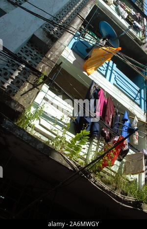 Waschen bei einer Wohnung Balkon, Yangon, Myanmar, Asien. Stockfoto