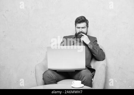 Projekt Manager. Geschäftliche Korrespondenz. Moderne Geschäftsmann. Geschäftsmann Laptop. Mann trinken Kaffee im Büro. Reaktion auf geschäftliche E-Mails. Digitales Marketing. Im Internet surfen. Online kaufen. Stockfoto