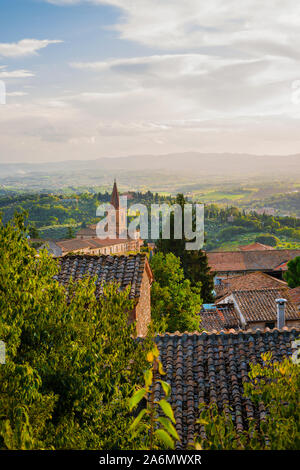 Blick auf die wunderschöne mittelalterliche Altstadt von Perugia und Umbrien Landschaft bei Sonnenuntergang Stockfoto