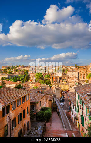 Blick von der schönen Perugia mittelalterlichen Altstadt bei Sonnenuntergang mit mittelalterlichen Aquädukt Stockfoto