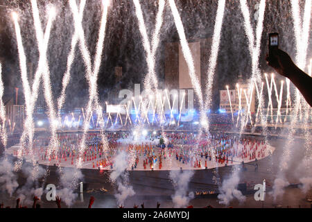 Eine Szene aus der Eröffnung des 10. ICC Cricket World Cup am Bangabandhu National Stadium, Dhaka, am Abend des 17. Februar 2011. Die großen Zeremonie Anfang mit atemberaubenden chinesisches Feuerwerk und Lasershows wurde gemeinsam organisiert von der International Cricket Council (ICC) und Bangladesch Cricket Board (BCB). Dhaka, Bangladesch. 17. Februar 2011. Stockfoto