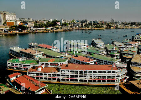 Der Sadarghat Start Terminal, auf der Bank der Buriganga, ist der geschäftigste Hafen in Bangladesch mit Hunderten von Starts und Landungen täglich. Wegen des Mangels an Bahn und Straße Kommunikation zwischen der Hauptstadt Dhaka und die meisten Teile der südlichen Region, für Menschen, die Teil hängen stark von der River Route durch das Terminal für die Überführung. Aber es fehlt eine ordnungsgemäße Abfallentsorgung. Das terminal Einleitungen viel fester und petrochemischen Abfällen in den Fluss. Dhaka, Bangladesch. November 8, 2009. Stockfoto