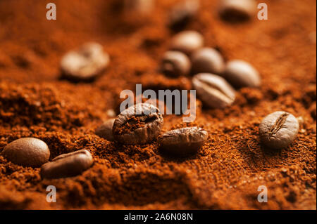 Geröstete Kaffeebohnen und gemahlener Kaffee. Makroaufnahmen mit selektiven Fokus. In horizontaler Ausrichtung Hintergrund. Stockfoto