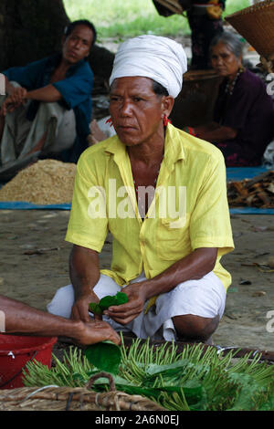 Ein Mann aus der ethnischen Murong (auch Mru oder MRO) Gemeinschaft verkaufen betelblätter (mildes Stimulans), Lama Basar, in Lama, Bandarban, Bangladesch. 29. Juli 2010. Als Teil der kulturellen Tradition MRO-Leute tragen grüne Blätter oder Blüten in den Ohren als Zeichen der Anspruchsberechtigung. Stockfoto