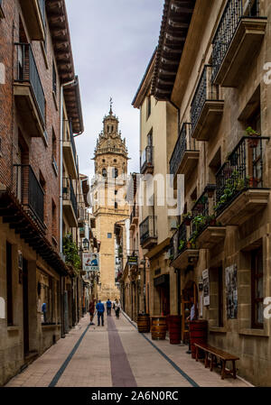 Haro, Spanien - 23. September 2019: Malerische Gasse mit Blick auf die Parroquia de Santo Tomás (Pfarrkirche des hl. Apostels Thomas) in Har Stockfoto