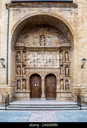 Reich verzierte Haupteingang der Parroquia de Santo Tomás (Pfarrkirche des hl. Apostels Thomas) in Haro, La Rioja, Spanien Stockfoto