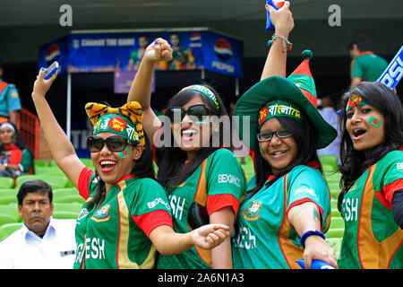 Bangladeshi Kricket Fans für ihre Mannschaft im Eröffnungsspiel des 10. ICC Cricket World Cup, in Sher-e-Bangla National Stadium, am 19. Februar, 2011. Mirpur, Dhaka, Bangladesch. Stockfoto