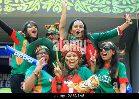 Bangladeshi Kricket Fans für ihre Mannschaft im Eröffnungsspiel des 10. ICC Cricket World Cup, in Sher-e-Bangla National Stadium, am 19. Februar, 2011. Mirpur, Dhaka, Bangladesch. Stockfoto