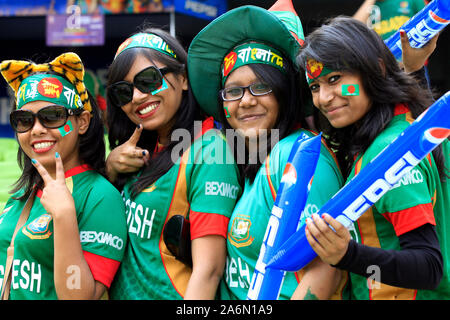 Bangladeshi Kricket Fans für ihre Mannschaft im Eröffnungsspiel des 10. ICC Cricket World Cup, in Sher-e-Bangla National Stadium, am 19. Februar, 2011. Mirpur, Dhaka, Bangladesch. Stockfoto