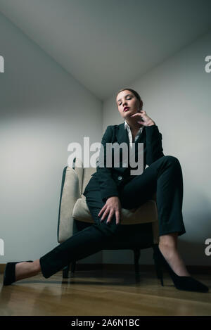 Young Business Frau sitzt auf einem Sofa Stockfoto