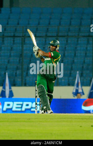 Kapitän der bangladeschischen Cricket Team Shakib Al Hasan Fledermäuse während der Indien gegenüber Bangladesch Eröffnungsspiel der ICC Cricket World Cup 2011, um Sher-e-Bangla National Stadium, Mirpur, am 19. Februar, 2011. Dhaka, Bangladesch. Stockfoto