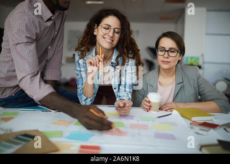 Portrait von der Creative Business Team design Projekt über Tabelle mit Roadmap, kopieren Raum Stockfoto