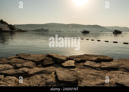 Panoramablick Sonnenaufgang Blick auf die Burg von Bodrum und Marina Bay auf Türkische Riviera von alten hölzernen Docks. Bodrum ist eine Stadt und ein Hafen City in Mugla Provinc Stockfoto