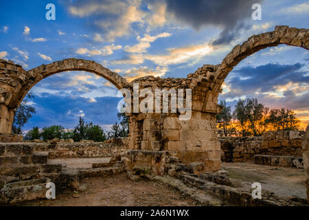 Die Byzantinischen Saranta Kolones, vierzig Säulen, Bögen in einem Sonnenuntergang Zeit ruiniert, Kato Paphos, Zypern Stockfoto