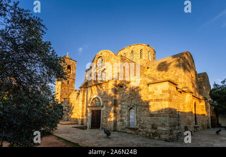 Der heilige Apostel Barnabas Kloster und der Glockenturm im Sonnenuntergang Strahlen, in der Nähe von Famagusta, Nördlich Zypern Stockfoto