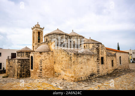 Agia Paraskevi alte Stein mit Kuppeln und Glockenturm byzantinische Kirche in Geroskipou Dorf, Zypern Stockfoto