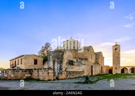 Der heilige Apostel Barnabas Kloster und der Glockenturm auf dem Sonnenuntergang, in der Nähe von Famagusta, Nördlich Zypern Stockfoto