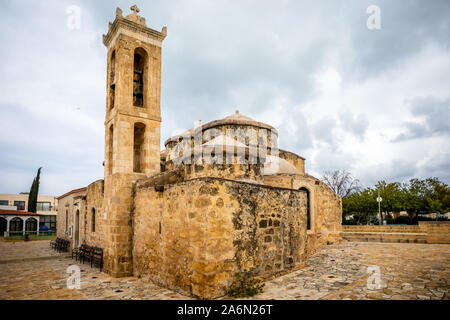 Agia Paraskevi alte Stein mit Kuppeln und Glockenturm byzantinische Kirche in Geroskipou Dorf, Zypern Stockfoto